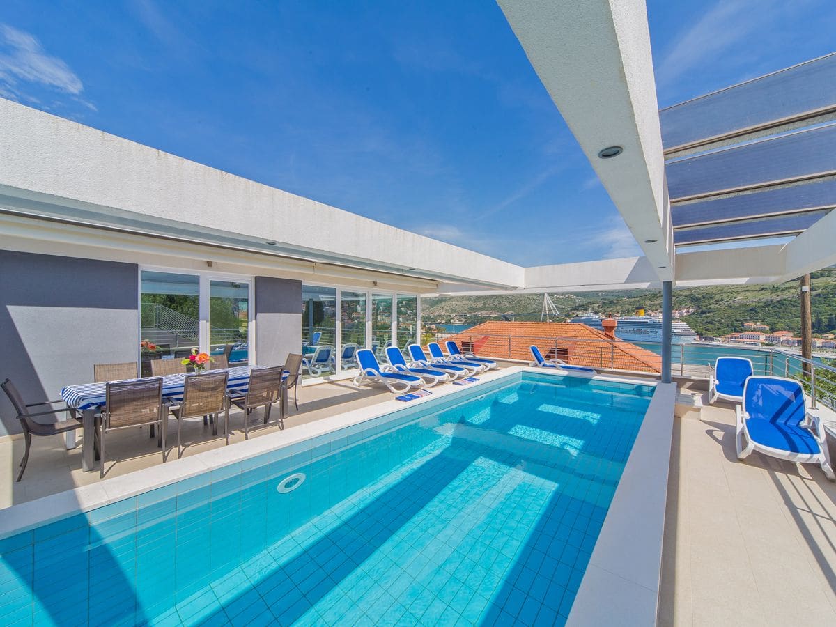 Vila Zlatan Lokrum Dubrovnik: 4-Bedroom Villa with Hot Tub, Harbour Views & Spa in Dubrovn