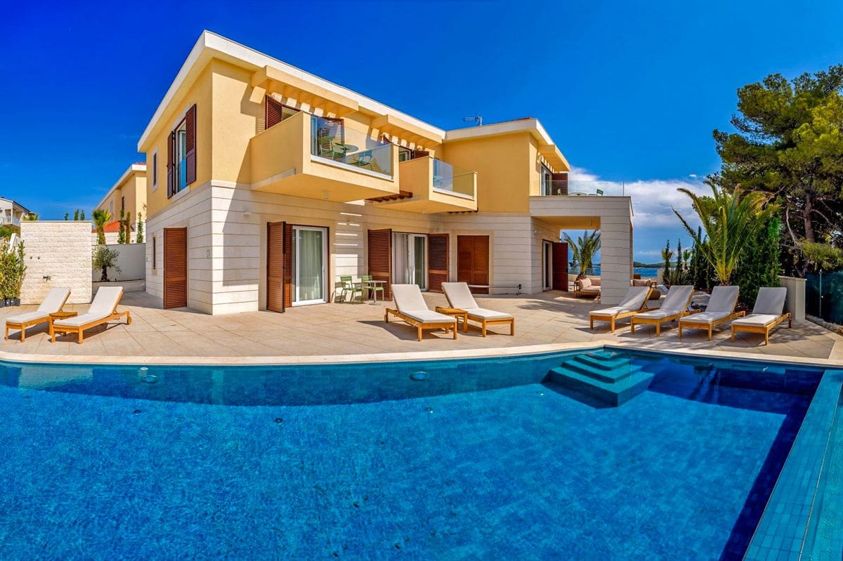 Vila Zlatna Palmižana Hvar: 5-Bedroom Beachfront Villa with Infinity Pool and Sea Views