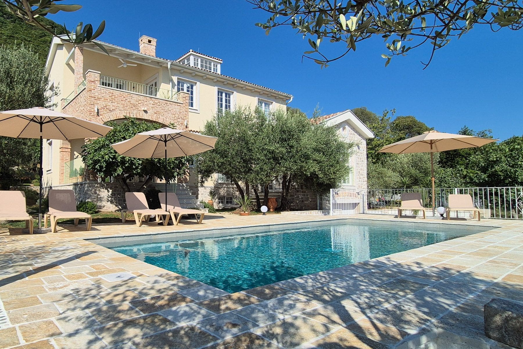 Vila Zlatnik Kumbor Herceg-Novi: 4-Bedroom Beachfront Seaview Retreat with Spa & Tennis in He