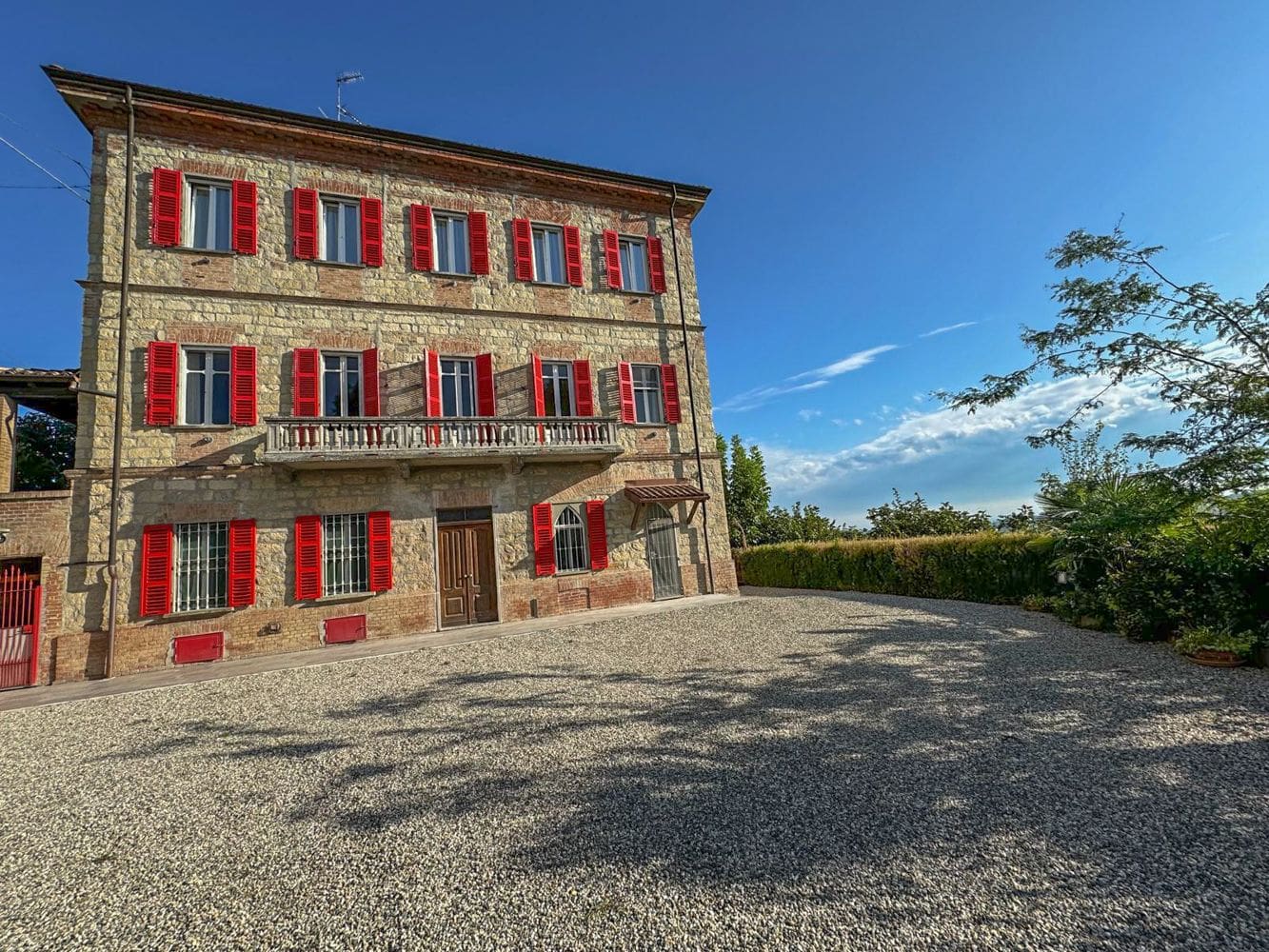 Villa Ambrata Cioccaro Monferrato: 10-Bedroom Piedmont Countryside Villa with Spa and Panoramic