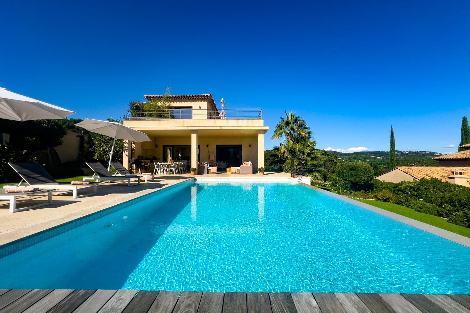 Villa Azuréenne Garoupe Antibes: 5-Bedroom Infinity Pool Villa with Sea Views on the French R