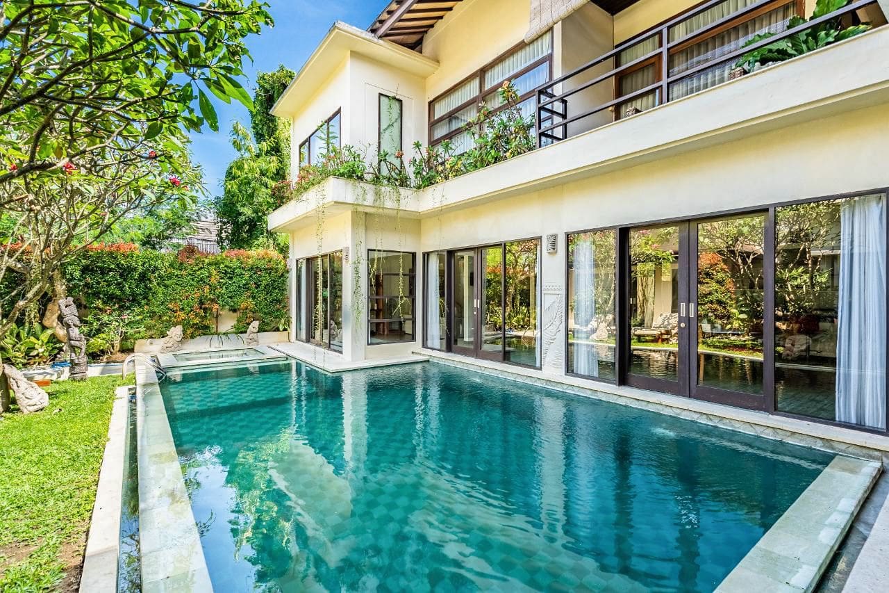 Villa Cahaya Sindhu Sanur: 4-Bedroom Beachfront Luxury Villa Rental in Sanur with Hot T