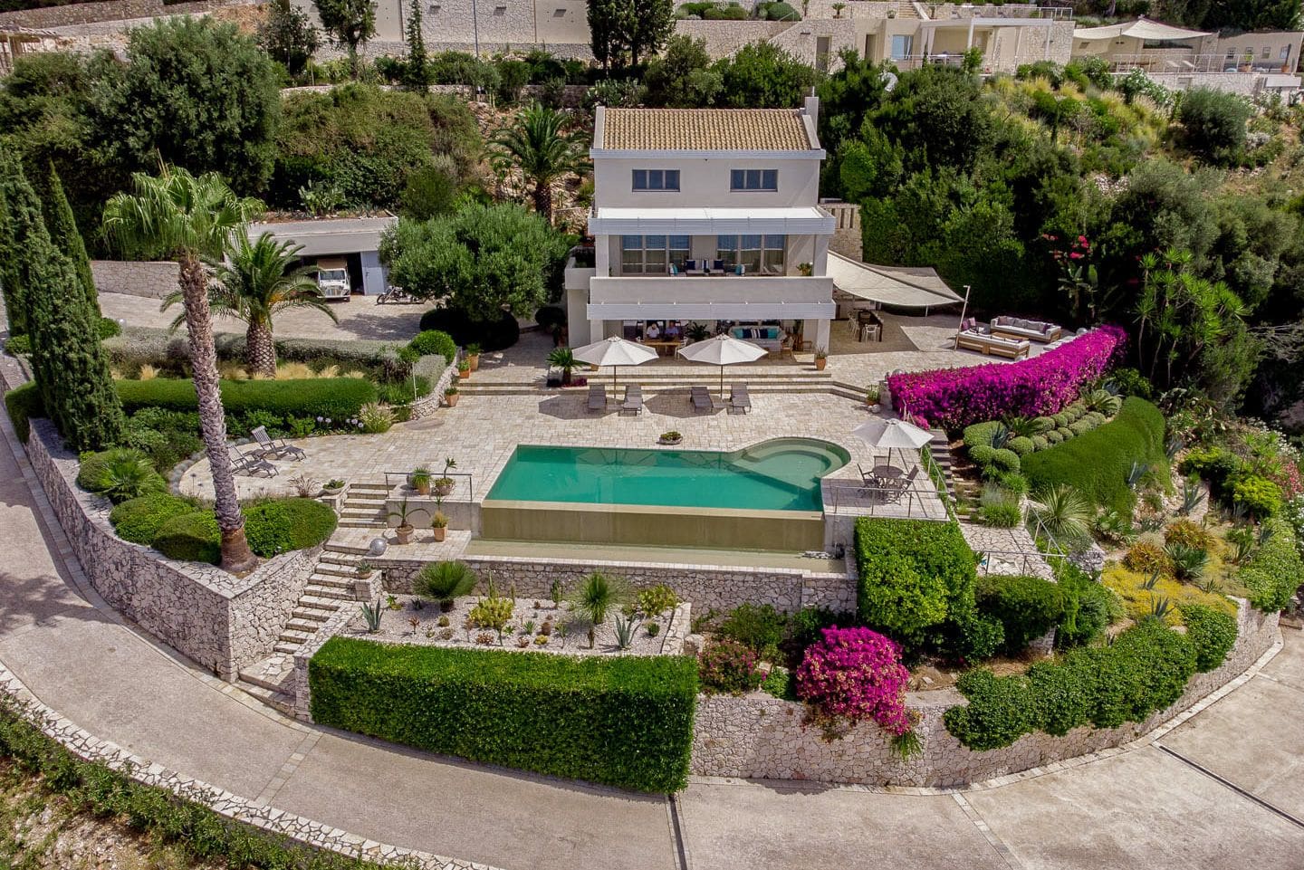 Villa Chrysafgi Ipsos Corfu: 3-Bedroom Seafront Villa with Infinity Pool and Hot Tub in B
