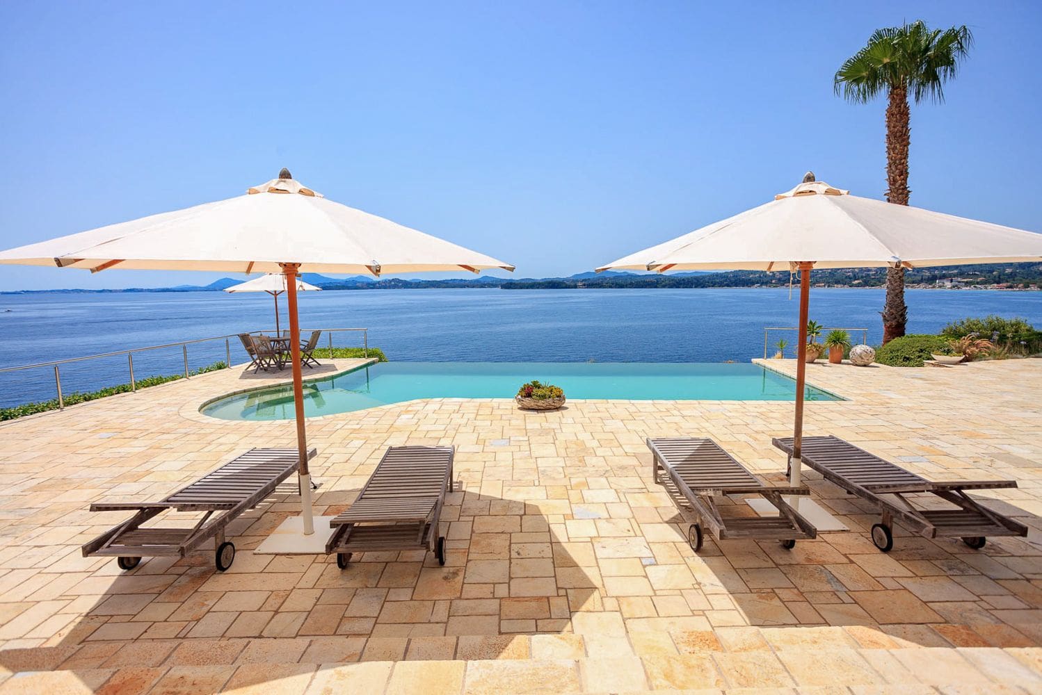 Villa Chrysafgi Ipsos Corfu: 3-Bedroom Seafront Villa with Infinity Pool and Hot Tub in B