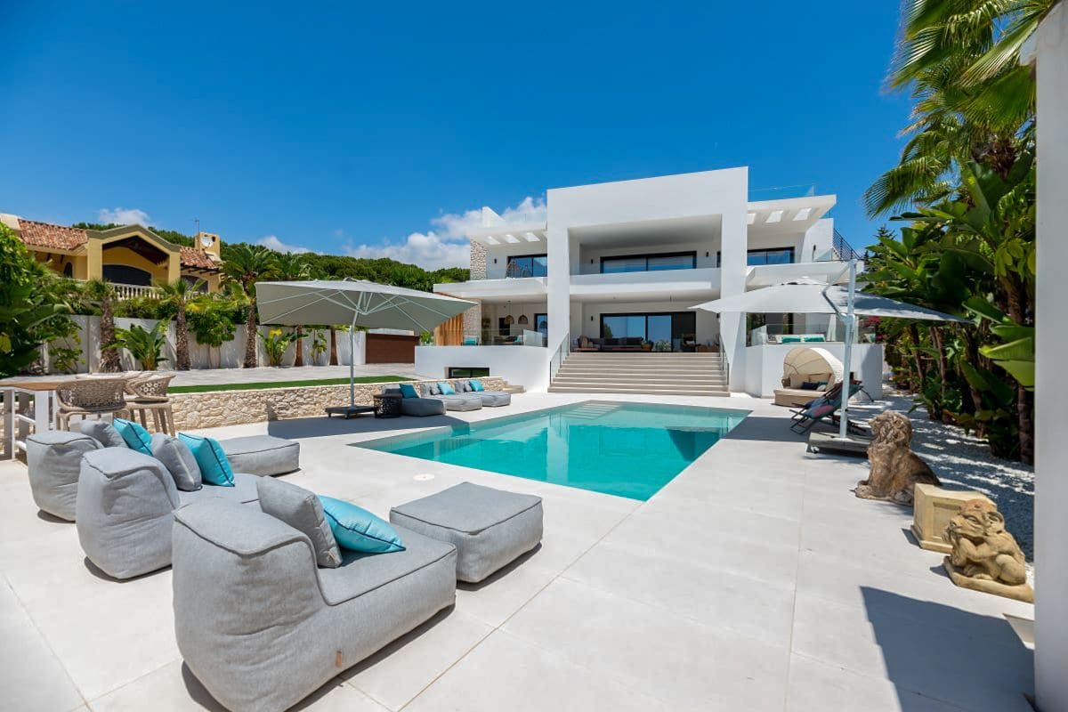 Villa Dorada Nagüeles Marbella: 5-Bedroom Villa with Indoor Pool, Sauna & Tennis Court in Ma