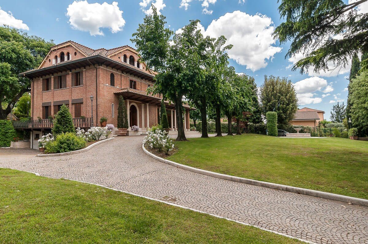 Villa Dorata Tuscolana Roma: 10-Bedroom Historic Estate with Private Grounds in Lazio, It