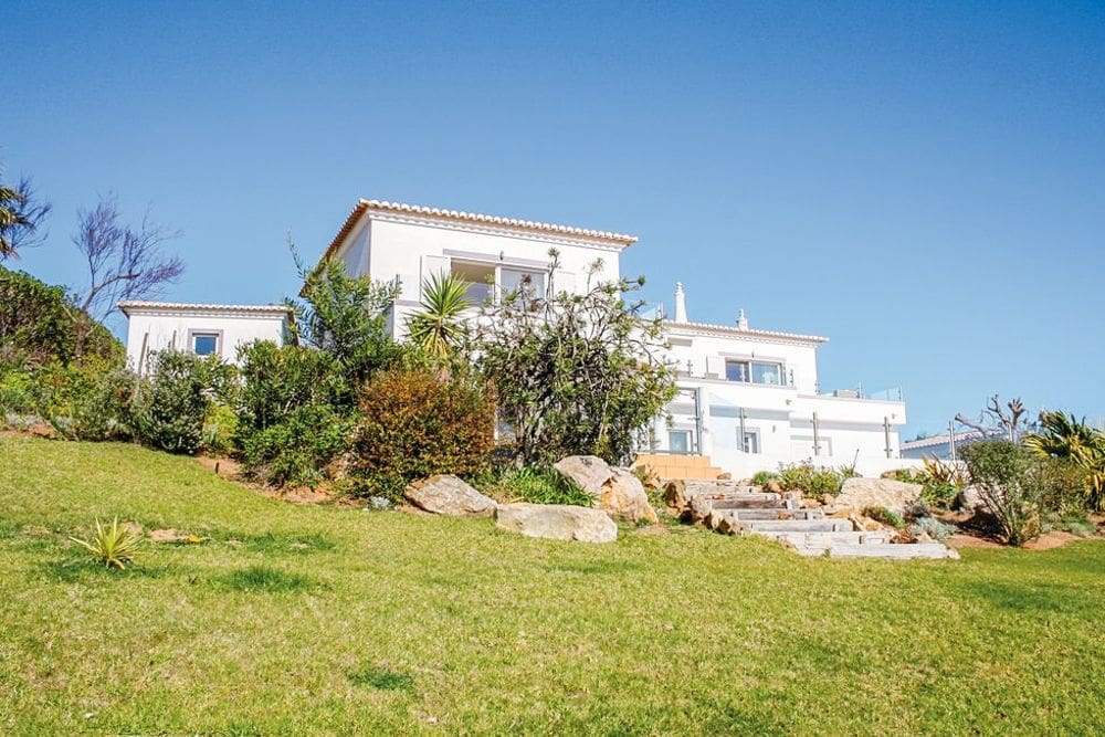 Villa Dourada Baleeira Salema: 4-Bedroom Oceanside Retreat with Private Pool in Salema, Por