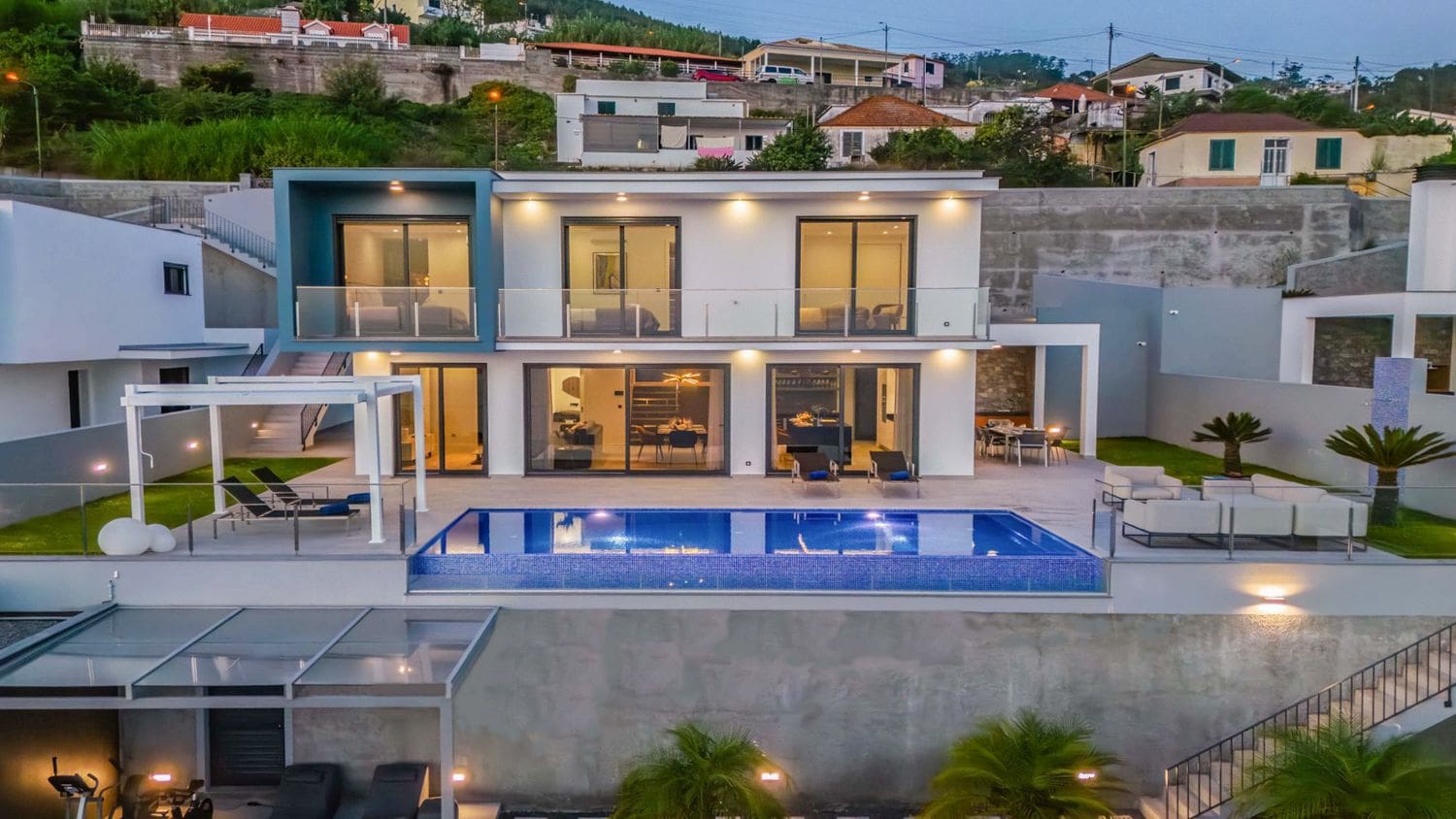 Villa Dourada Barreiros Funchal: 4-Bedroom Designer Villa with Infinity Pool and Bay Views in