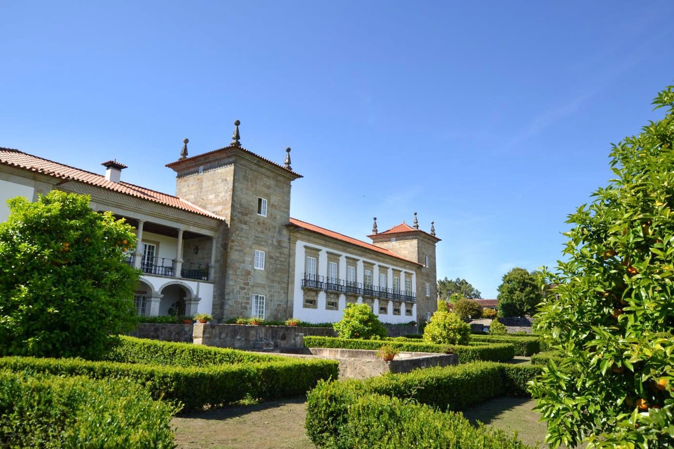Villa Dourada Padreiro Arcos: 10-Bedroom Vineyard Estate with Heated Pool and Spa in Arcos