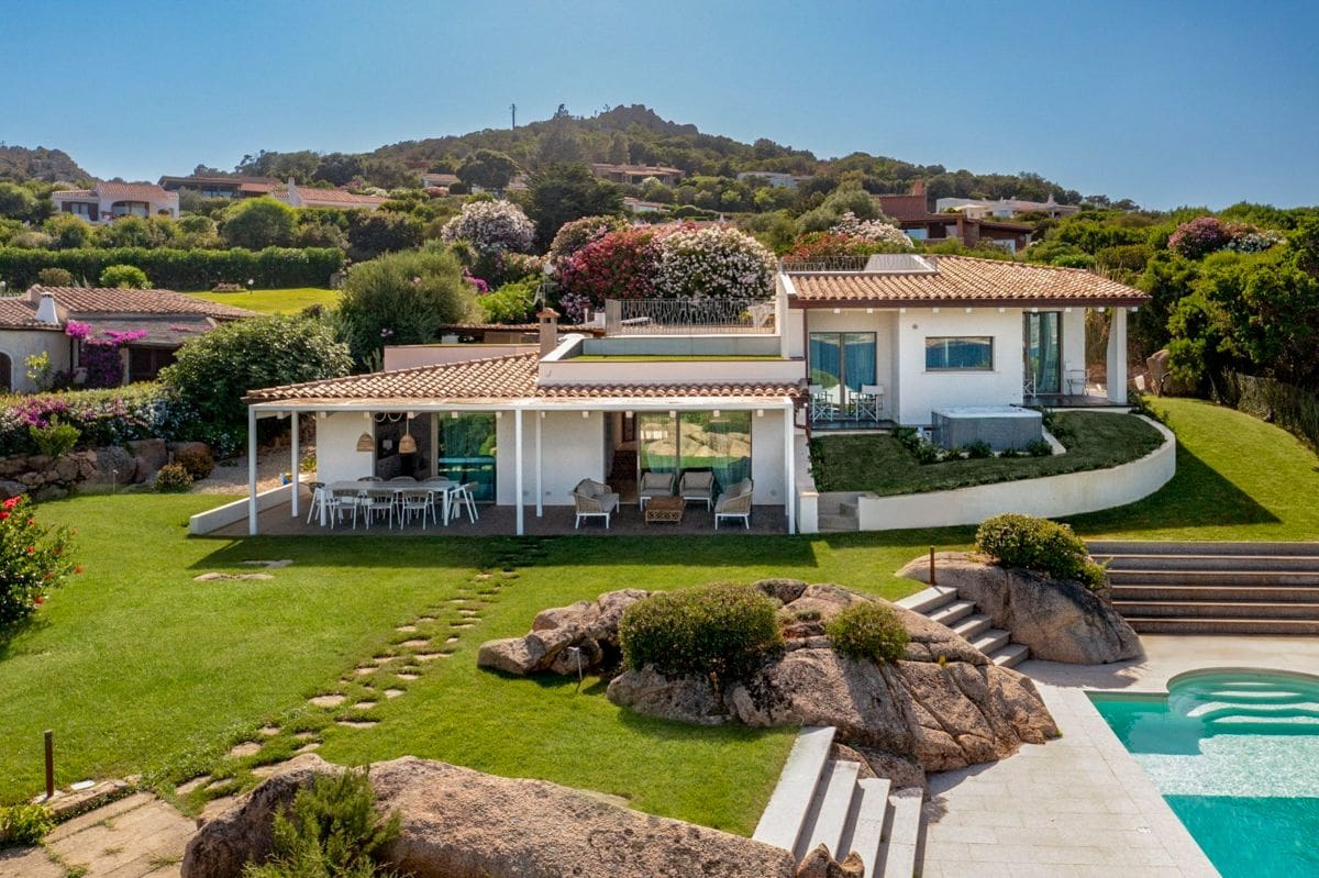 Villa Ginepro Platamona Sassari: 4-Bedroom Sea View Villa with Hot Tub & Spa in Sassari, Sard