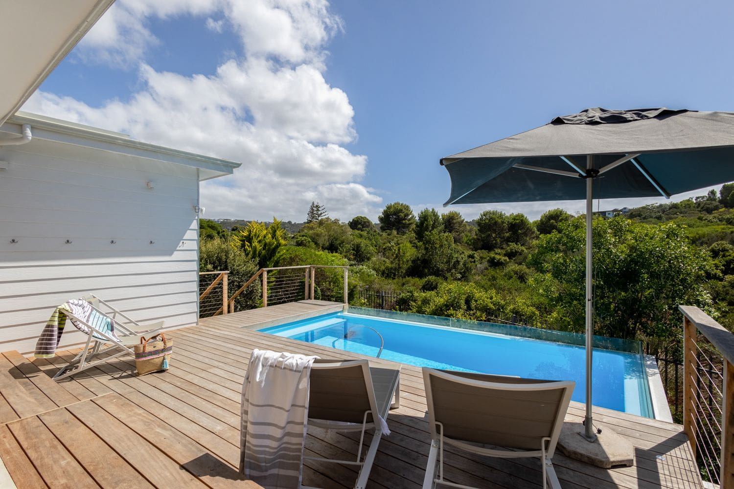 Villa Goudlig Beacon Valley

Wait, let me reconsider the local language context for South Africa. The main local languages include Afrikaans.

Villa Gouelig Constantia Kaapstad

Hm: 6-Bedroom Beachside Retreat with Tennis Court in Plettenberg