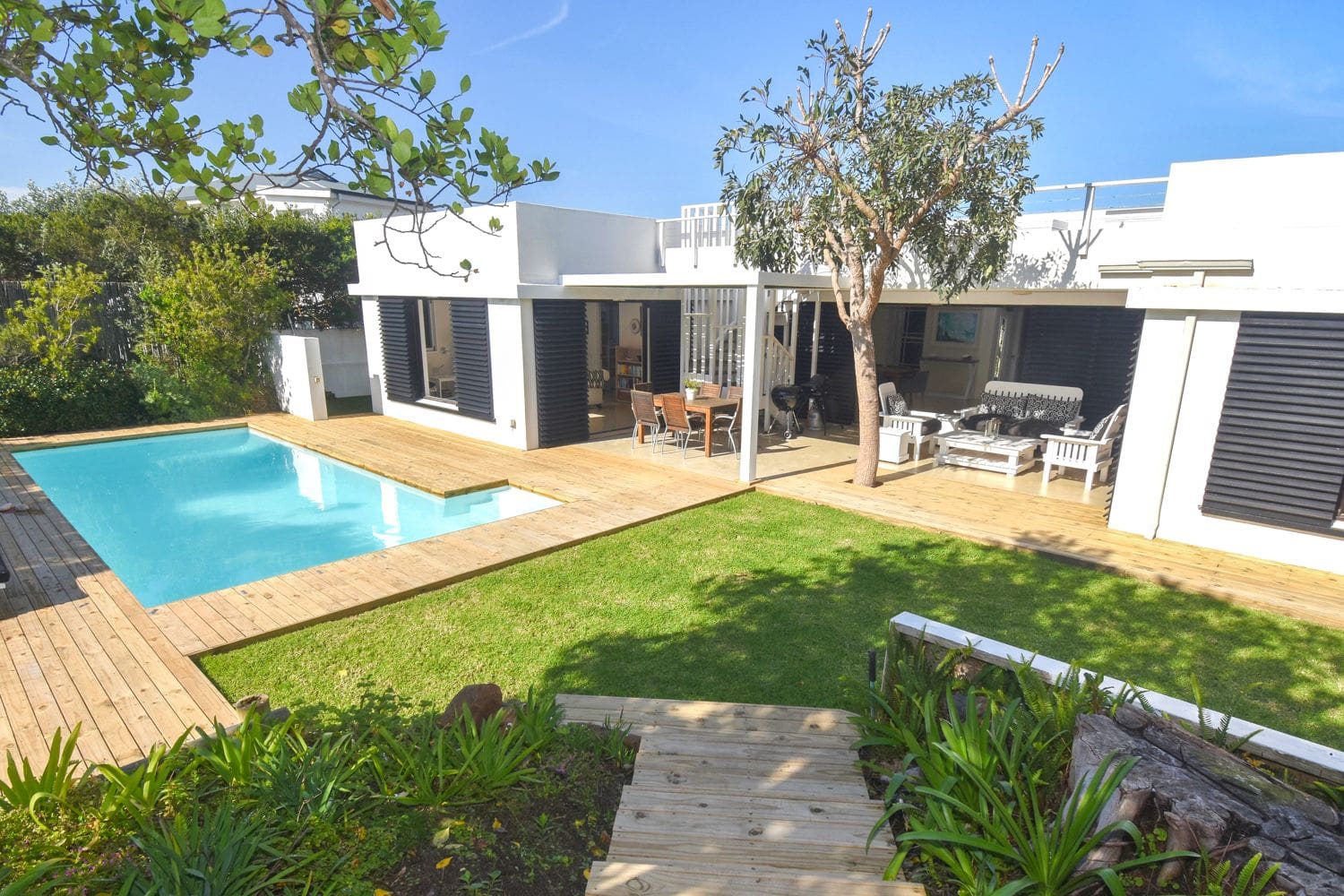 Villa Goueblom Rothersand Südafrika

Wait, let me reconsider the local language. South Africa has multiple official languages including Afrikaans.

Villa Goudblink Rothersand S: 3-Bedroom Safari & Spa Coastal Retreat in Plettenberg Bay, S
