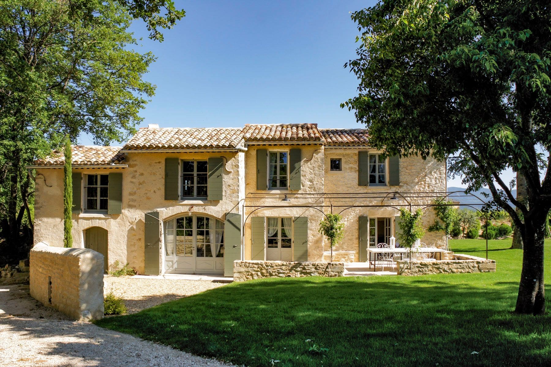 Villa Lavande Ridaure Ansouis: 3 Bedroom Farmhouse with Heated Pool and Luberon Mountain Vi