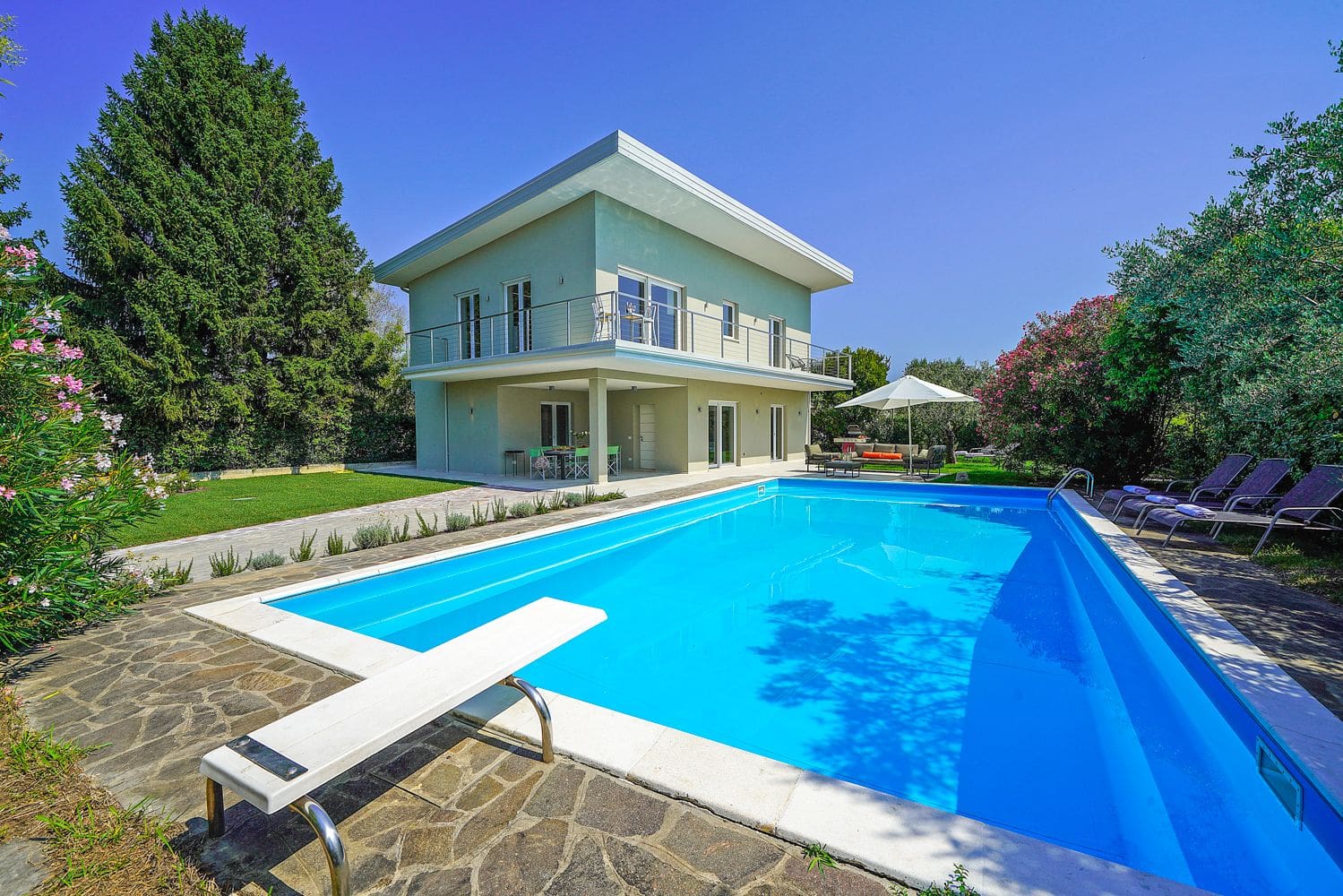 Villa Luminosa Fasano Brescia: 4-Bedroom Villa with Spa & Tennis Court Near Lake Garda, Bre