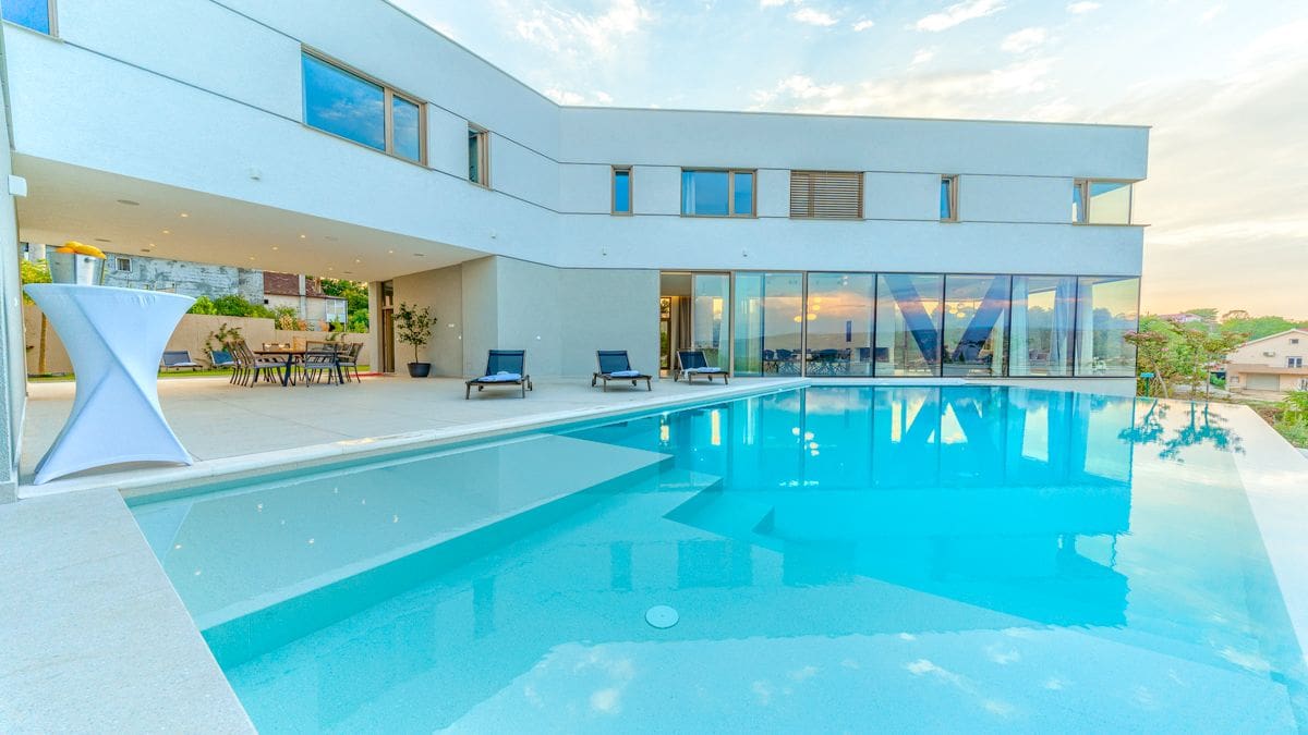Villa Modrina Proložac Imotski: 5-Bedroom Villa with Heated Infinity Pool, Tennis Court & La