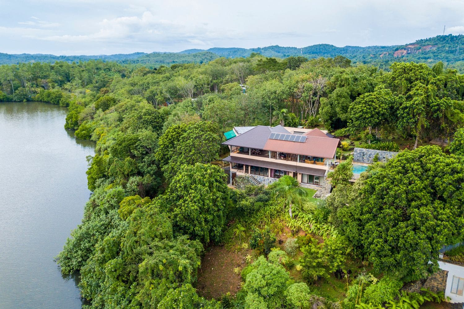 Villa Muwarama Galle Lanka: 4-Bedroom Lakeside Retreat with Pool and Spa on Sri Lanka’s