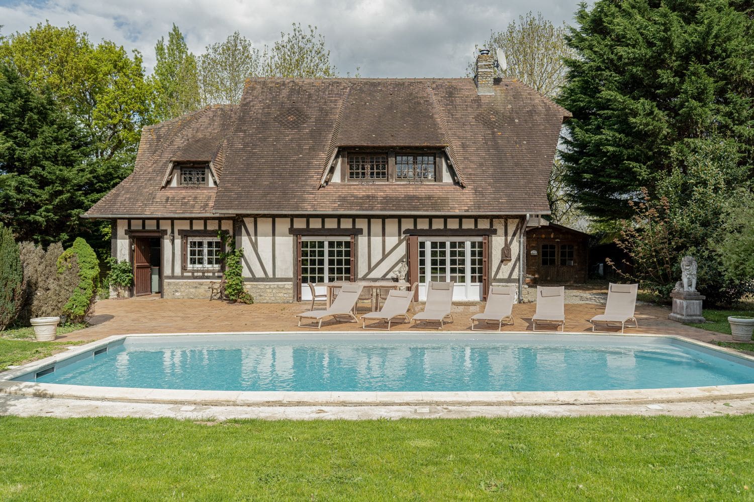 Villa Pommeraie Cliffside Auberville

Wait, let me reconsider – Word 3 needs to be a real specific named place within 5km.

Villa Cidre Falaise-des-: 5-Bedroom Villa with Heated Pool, Sauna & Sea Proximity in A