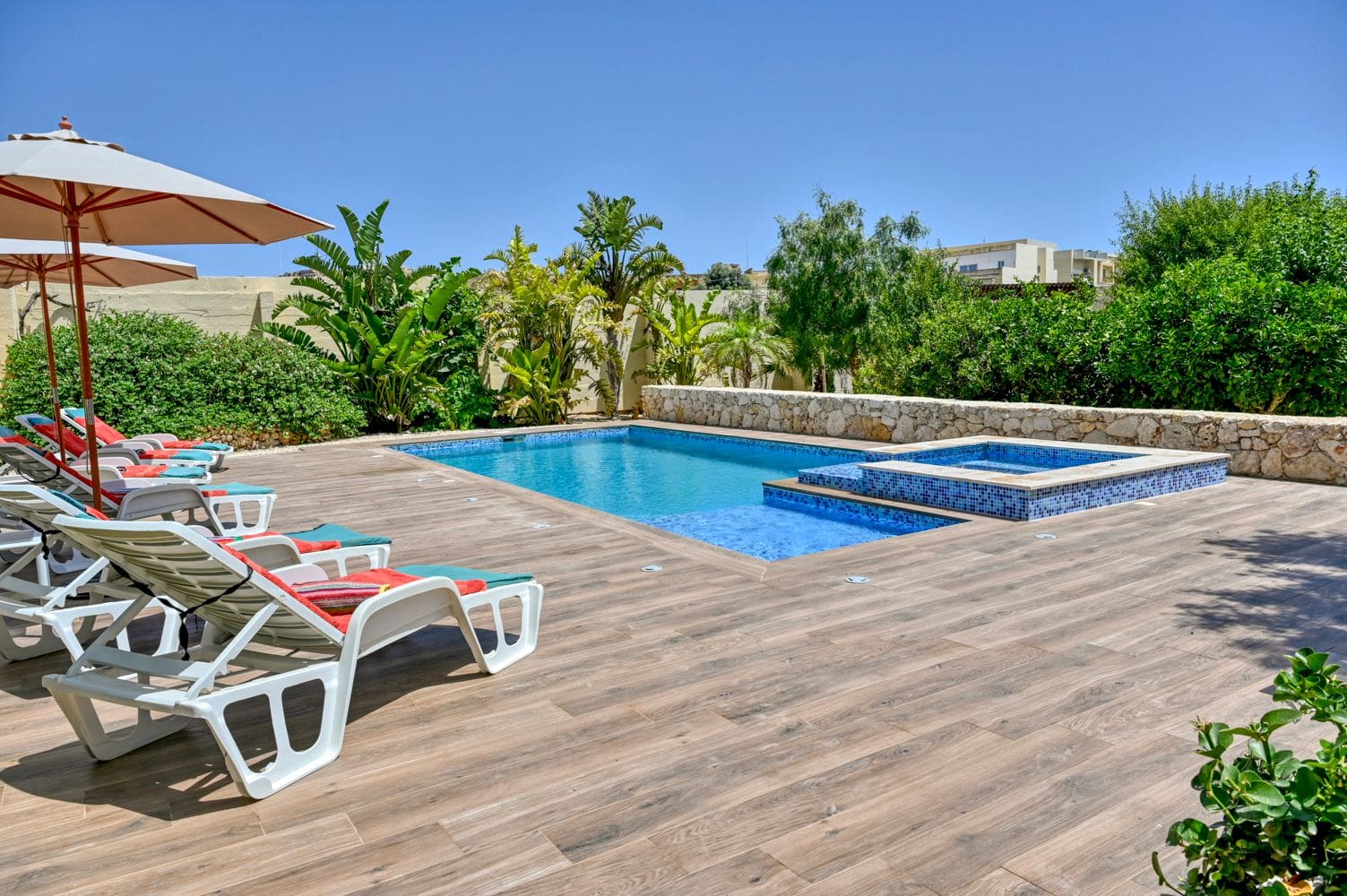 Villa Qamħ Mġarr Għajnsielem: 6-Bedroom Villa with Pool, Spa & Private Gardens in Għajnsie