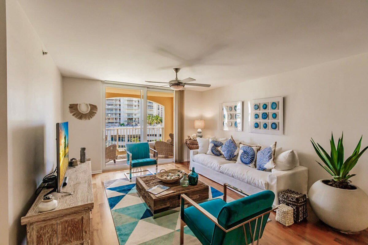 Villa Resplandor Turnberry Aventura: 3-Bedroom Waterfront Condo with Heated Pool & Spa in Aventur