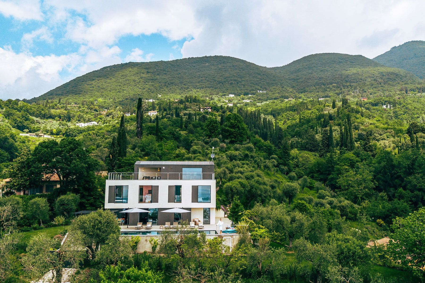 Villa Zaffiro Fasano Brescia: 4-Bedroom Villa with Panoramic Lake Views, Pool & Spa in Lak